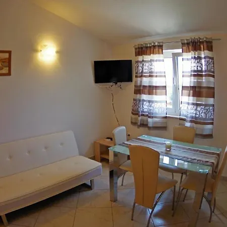 In Mit Gemeinsamem Pool, Terrasse Und Grill * Rakalj