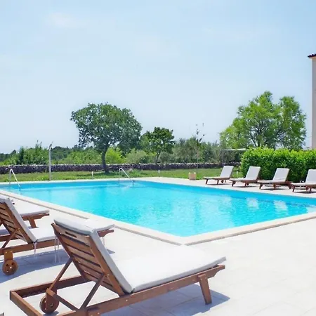 Apartament In Mit Gemeinsamem Pool, Terrasse Und Grill