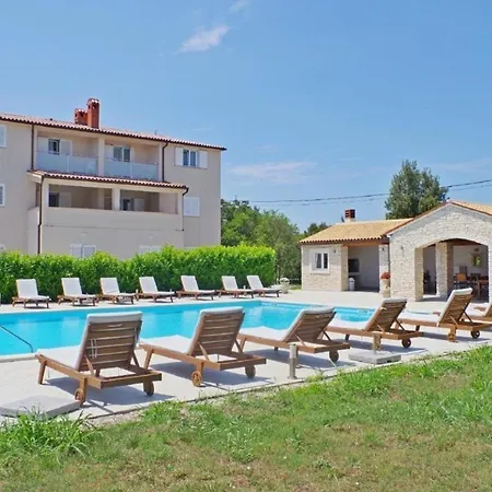 In Mit Gemeinsamem Pool, Terrasse Und Grill *