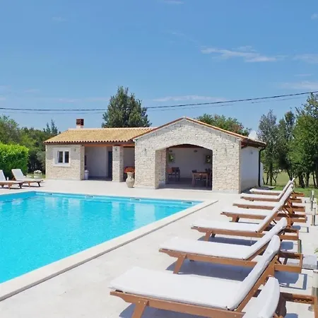 In Mit Gemeinsamem Pool, Terrasse Und Grill * Rakalj