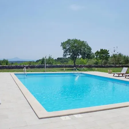 In Mit Gemeinsamem Pool, Terrasse Und Grill * Rakalj