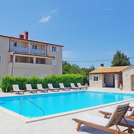 In Mit Gemeinsamem Pool, Terrasse Und Grill *