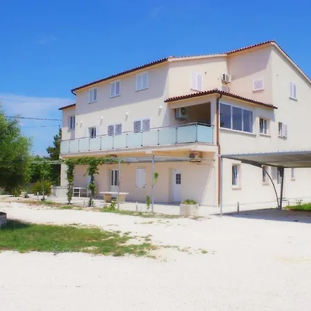 In Mit Gemeinsamem Pool, Terrasse Und Grill * Rakalj