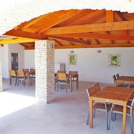 Apartament In Mit Gemeinsamem Pool, Terrasse Und Grill
