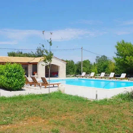 Apartament In Mit Gemeinsamem Pool, Terrasse Und Grill *